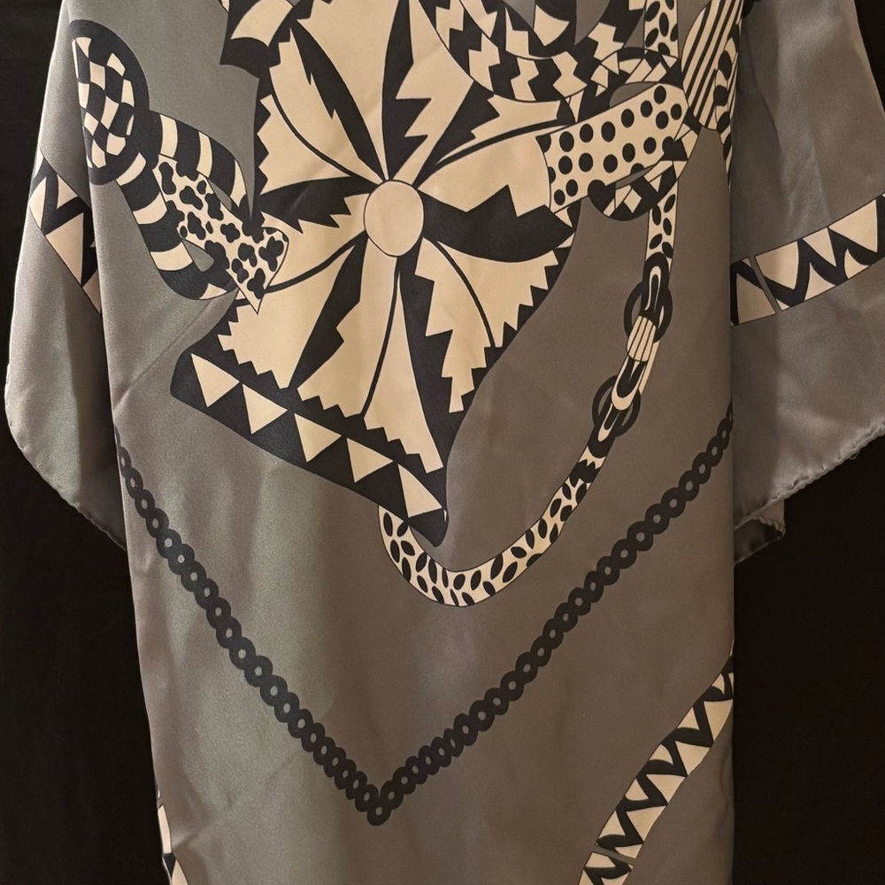 Gucci Gray and Black Designer Scarf - Picture 4 of 10